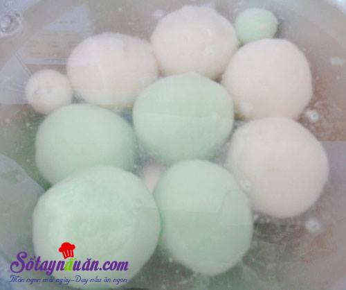 Chè trôi nước lá dứa nhân đậu xanh ấm nóng