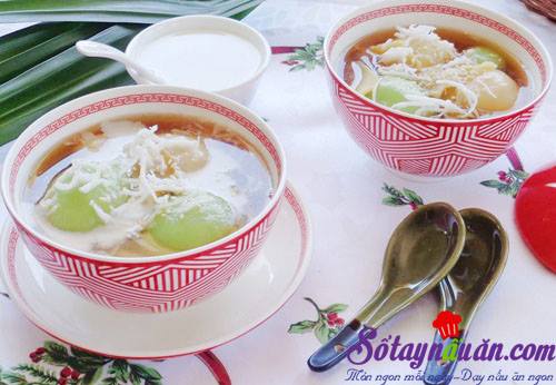 Chè trôi nước lá dứa nhân đậu xanh ấm nóng