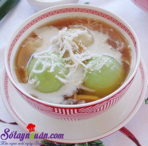 Chè trôi nước lá dứa nhân đậu xanh ấm nóng