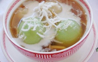 Chè trôi nước lá dứa nhân đậu xanh ấm nóng