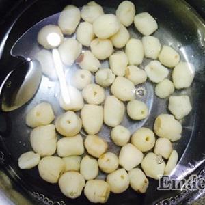 Cách làm chè vải hạt sen