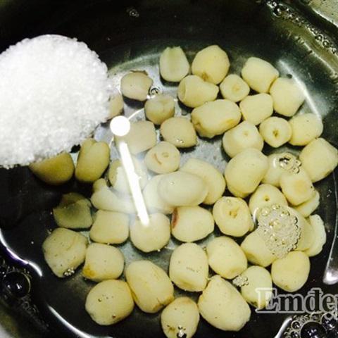 Cách làm chè vải hạt sen