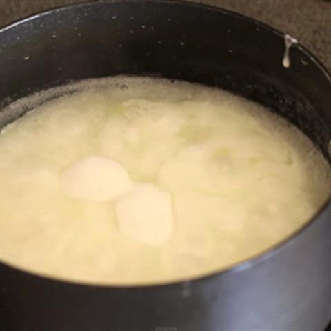 Cách làm chè xoài nấu bột báng