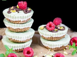 Cheesecake trà xanh hạt điều