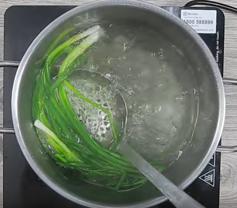 Chết thèm với gà cuộn hành nướng giấy bạc cực kỳ đưa cơm