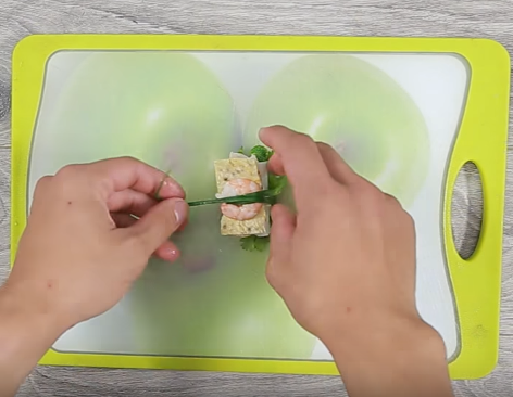 Chết thèm với gà cuộn hành nướng giấy bạc cực kỳ đưa cơm