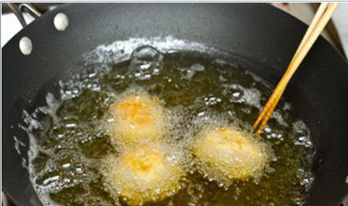 Chết thèm với món dế rang xả ớt giòn ngậy, thơm bùi, ăn cực đã