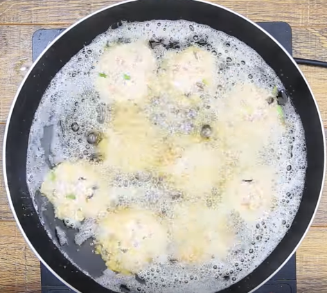 Chỉ 10 phút có ngay món cơm cháy kiểu Sing giòn rụm, ngon ngất ngây từ cơm nguội còn thừa