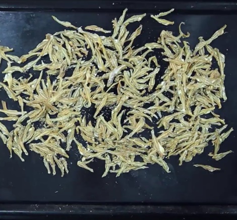 Chỉ 5 phút có ngay "bim bim" bánh mỳ cà ri giòn tan ngon tuyệt cú mèo