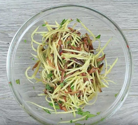 Chỉ 5 phút có ngay "bim bim" bánh mỳ cà ri giòn tan ngon tuyệt cú mèo