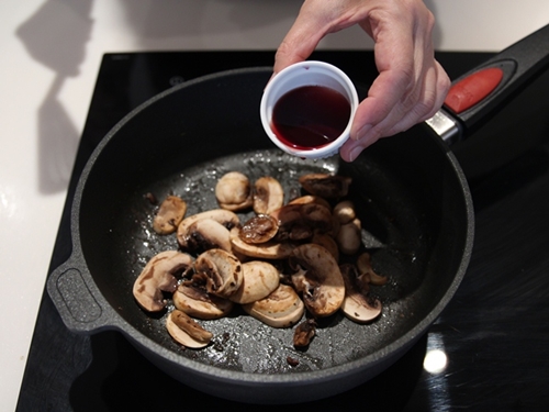 Chỉ với 2 bước có ngay nước đậu xanh giải độc cơ thể