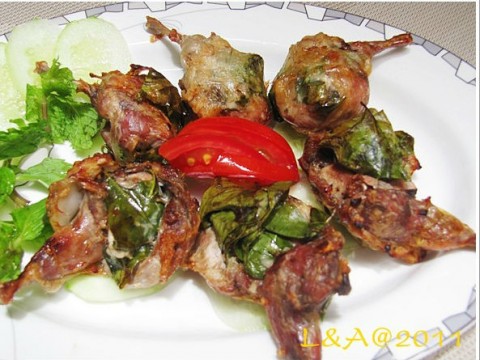 Chim cút cuốn lá móc mật bọc mỡ chài