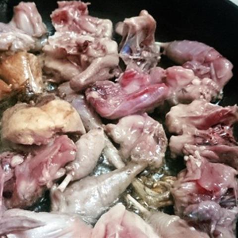 Cách làm chim cút xào rau răm