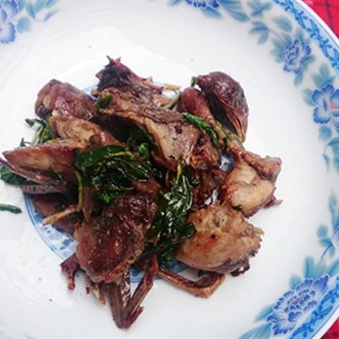 Cách làm chim cút xào rau răm