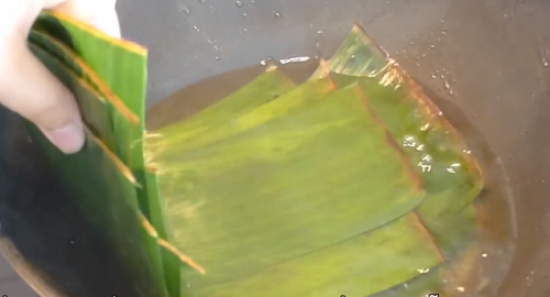 Cho gạo vào trong trái dừa rồi nấu  thơm thơm, ngọt béo ai cũng phải mê mệt