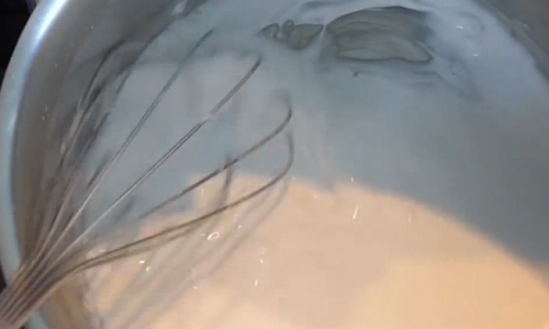 Cho gạo vào trong trái dừa rồi nấu  thơm thơm, ngọt béo ai cũng phải mê mệt