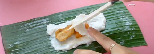 Cho gạo vào trong trái dừa rồi nấu  thơm thơm, ngọt béo ai cũng phải mê mệt