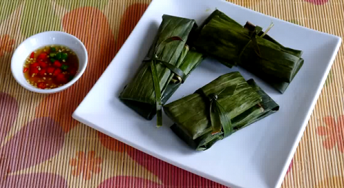 Cho gạo vào trong trái dừa rồi nấu  thơm thơm, ngọt béo ai cũng phải mê mệt