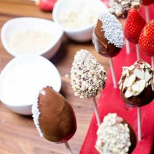 Cách làm chocolate bọc dâu tây