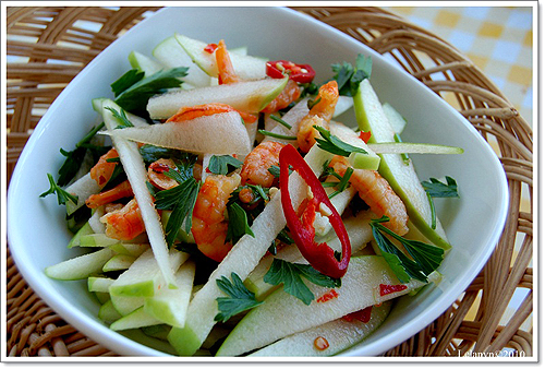 Chua ngọt giòn giòn: Gỏi táo tôm khô