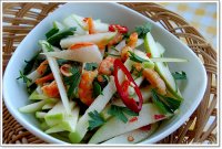 Chua ngọt giòn giòn: Gỏi táo tôm khô