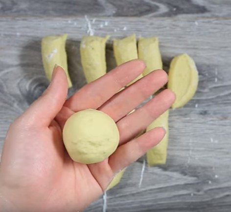 Chuối chiên mè đơn giản giòn thơm hết ý