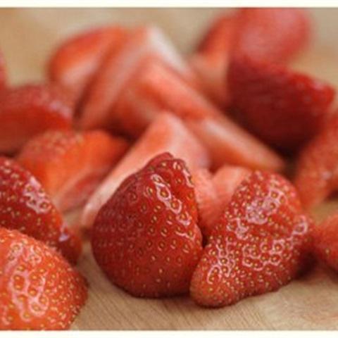 Cách làm cocktail dâu tây hình hoa hồng