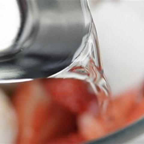 Cách làm cocktail dâu tây hình hoa hồng