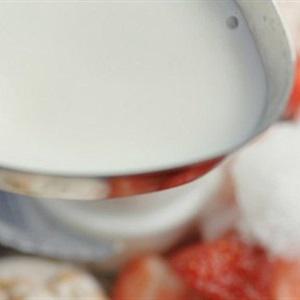 Cách làm cocktail dâu tây hình hoa hồng