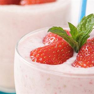 Cách làm cocktail dâu tây hình hoa hồng