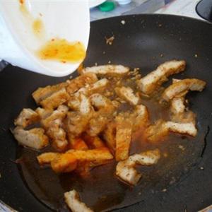 Cách làm cơm bọc chả cá chiên mỡ hành