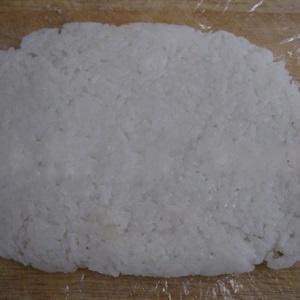 Cách làm cơm bọc chả cá chiên mỡ hành