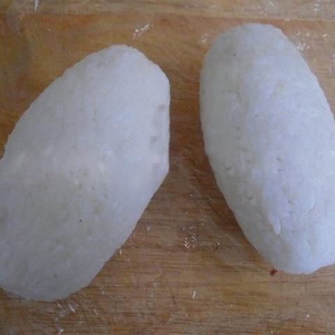 Cách làm cơm bọc chả cá chiên mỡ hành