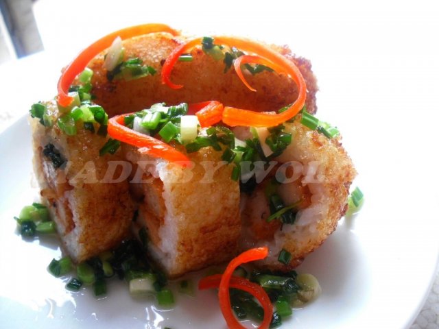 Cơm bọc chả cá chiên mỡ hành