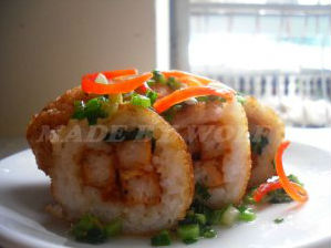 Cơm bọc chả cá chiên mỡ hành