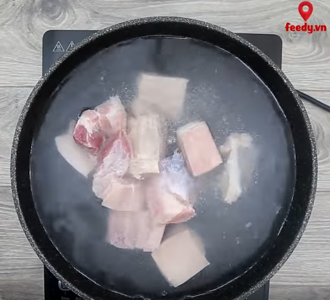 Cơm bọc xúc xích cho bữa trưa giòn rụm kích thích