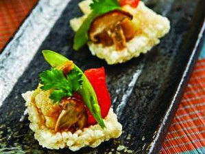 Cơm cháy sốt rau củ cuộn giấy bạc