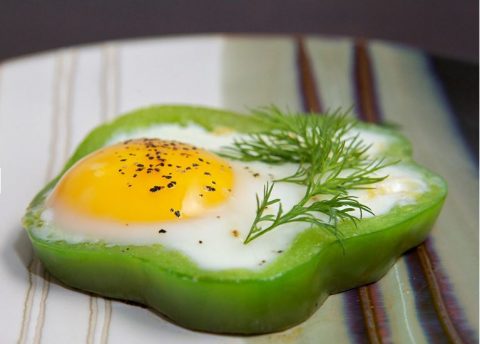 Cơm chiên bơ tỏi và cánh gà chiên cho bé