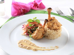 Cơm chiên bơ tỏi và cánh gà chiên cho bé