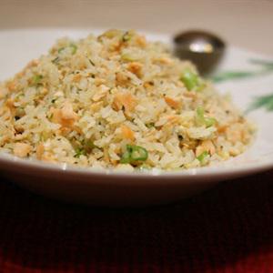 Cách làm cơm chiên cá hồi mặn