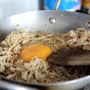Cách làm cơm chiên cá mặn thịt gà