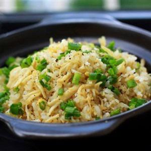 Cách làm cơm chiên cá mặn thịt gà