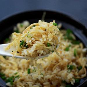 Cách làm cơm chiên cá mặn thịt gà