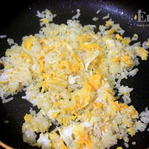 Cách làm cơm chiên chả trứng