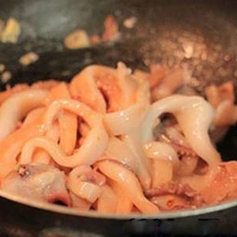 Cách làm cơm chiên hải sản màu xanh