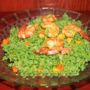 Cách làm cơm chiên hải sản màu xanh