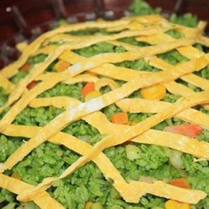 Cách làm cơm chiên hải sản màu xanh