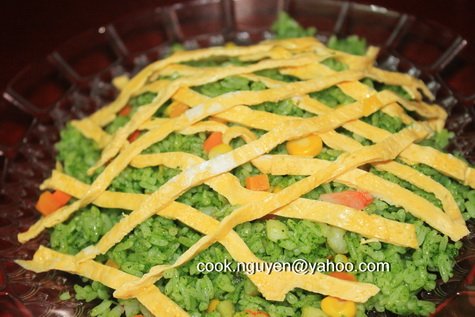 Cơm chiên hải sản màu xanh