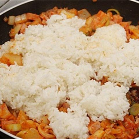 Cách làm cơm chiên kimchi cay ngon