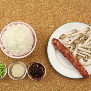 Cách làm cơm chiên lạp xưởng nấm linh chi nâu